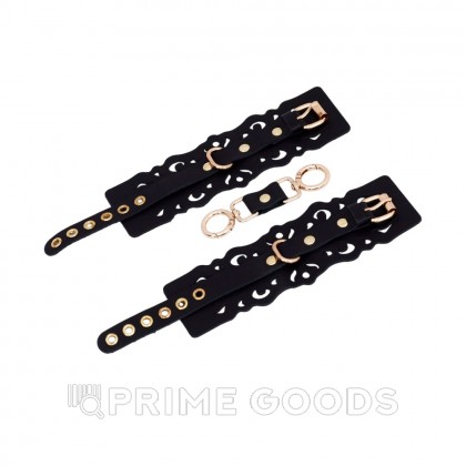 Наручники из черной кожи с узорами и золотой фурнитурой от sex shop primegoods