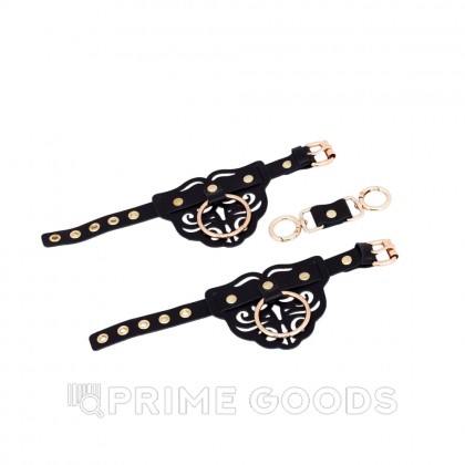 Наручники с клепками и золотой фурнитурой от sex shop primegoods